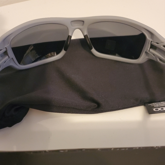 NWOT Oakley Valve Polarized Sunglasses - Picture 4 of 10